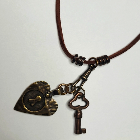 🗝HAND-CRAFTED NECKLACE - Picture 3 of 5